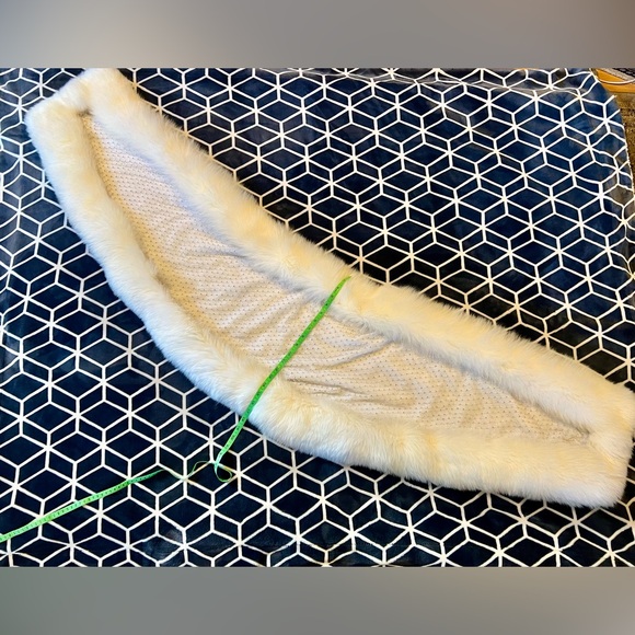 CHARM FURS Ivory/White Fox Fur Bridal Wrap With Rhinestone Detailing - Picture 6 of 8